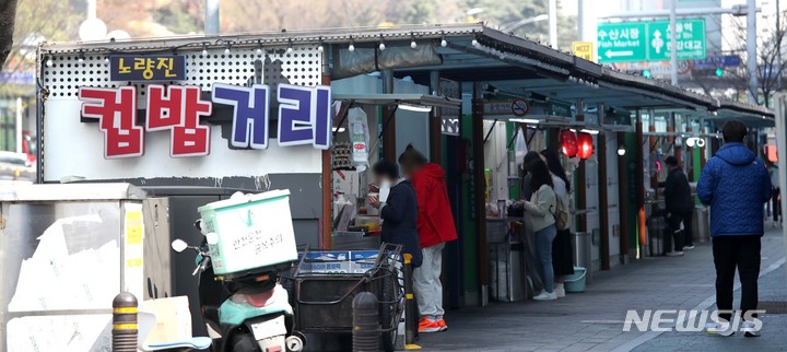 [서울=뉴시스] 김선웅 기자 = 2023년 9급 국가공무원 공개경쟁채용시험 접수 인원이 지난해보다 4만여명 줄고 6년 사이에 46.8% 줄어드는 등 공시생이 급감하는 가운데 지난달 31일 공무원 준비생들이 밀집해있는 서울 동작구 노량진의 컵밥거리가 한산한 모습을 보이고 있다. 노량진에 위치한 컵밥거리는 공시생들이 줄을 서서 컵밥을 사먹을 정도였으나 공무원 지원자 수가 줄고 코로나19로의 영향으로 인터넷강의를 듣는 공시생들이 늘면서 인근 상권에도 영향을 미치고 있다. 2023.03.31. mangusta@newsis.com