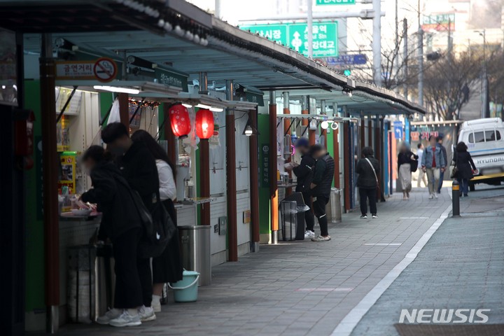 "젊은 공시생 붙잡자"...교육업계, 디지털학습 확대 사활 - 뉴스 썸네일 이미지
