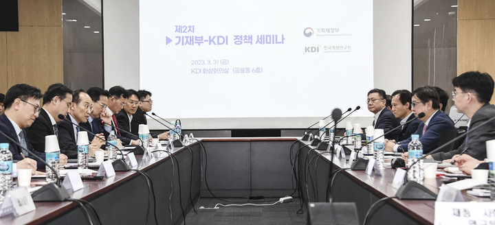 [서울=뉴시스] 김근수 기자 = 추경호 부총리 겸 기획재정부 장관이 31일 오후 세종시 한국개발연구원에서 열린 '제2차 기재부-KDI 정책 세미나'에서 모두발언을 하고 있다. (사진= 기획재정부 제공) 2023.03.31. photo@newsis.com *재판매 및 DB 금지