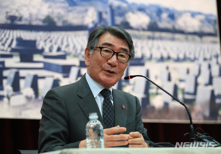 [제주=뉴시스] 우장호 기자 = 양성홍 제주4·3희생자행방불명인유족협의회장이 31일 오후 제주4·3평화기념관 1층 대강당에서 열린 제주4·3 제75주년 증언본풀이 마당 수물두 번째 '4·3, 재심과 연좌제 창창한 꿈마저 빼앗겨수다'에서 증언하고 있다. 2023.03.31. woo1223@newsis.com