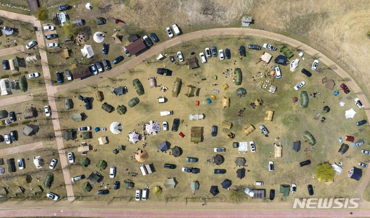 [구미=뉴시스] 이무열 기자 = 국내 최대 규모 아웃도어 캠핑 축제인 ‘고아웃 캠프’가 개막한 31일 오후 경북 구미시 낙동강체육공원에서 캠퍼들이 텐트를 치고 캠핑을 즐기고 있다. 2023.03.31. lmy@newsis.com
