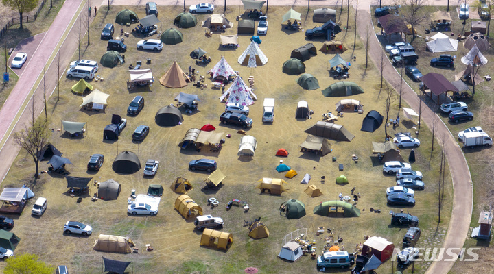 [구미=뉴시스] 이무열 기자 = 국내 최대 규모 아웃도어 캠핑 축제인 ‘고아웃 캠프’가 개막한 31일 오후 경북 구미시 낙동강체육공원에서 캠퍼들이 텐트를 치고 캠핑을 즐기고 있다. 2023.03.31. lmy@newsis.com