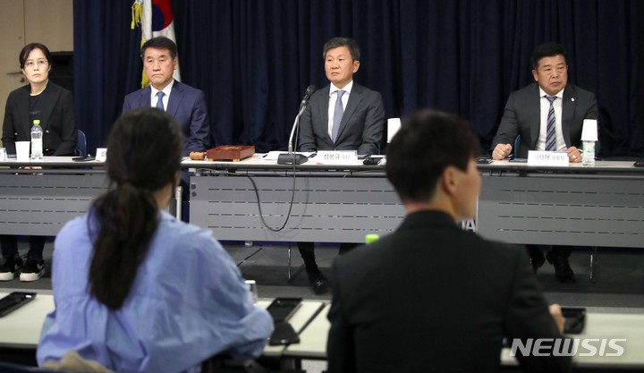 [서울=뉴시스] 김선웅 기자 = 정몽규 대한축구협회 회장이 31일 서울 종로구 축구회관에서 열린 비리 축구인 사면 관련 임시 이사회에 참석해 자리하고 있다. 2023.03.31. mangusta@newsis.com