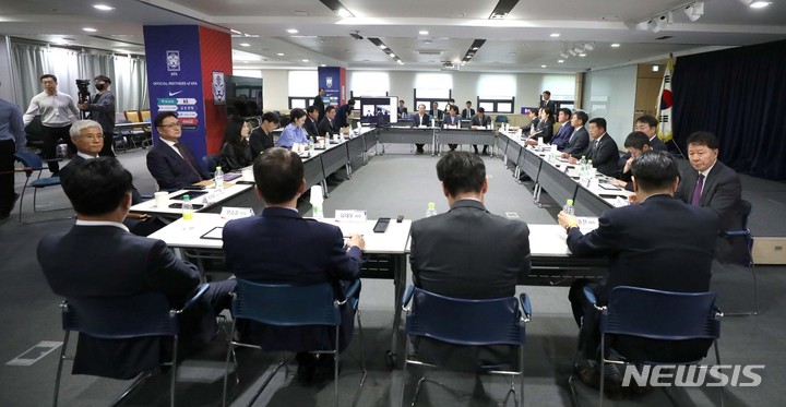 [서울=뉴시스] 김선웅 기자 = 정몽규 대한축구협회 회장과 이사진이 31일 서울 종로구 축구회관에서 열린 비리 축구인 사면 관련 임시 이사회를 하고 있다. 2023.03.31. mangusta@newsis.com