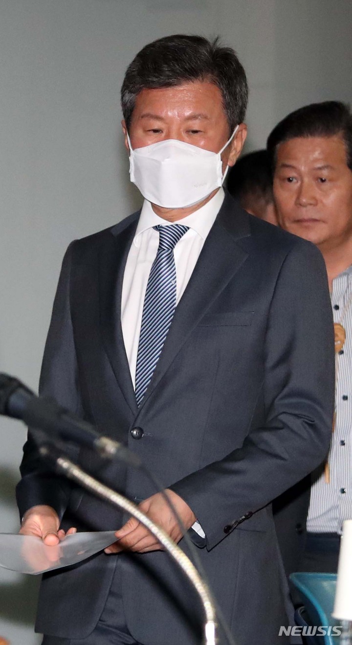 [서울=뉴시스] 김선웅 기자 = 정몽규 대한축구협회 회장이 31일 서울 종로구 축구회관에서 열린 비리 축구인 사면 관련 임시 이사회에 참석하고 있다. 2023.03.31. mangusta@newsis.com