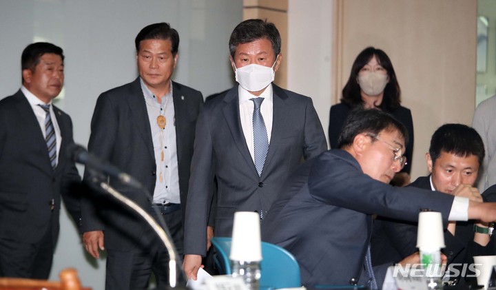 [서울=뉴시스] 김선웅 기자 = 정몽규 대한축구협회 회장이 31일 서울 종로구 축구회관에서 열린 비리 축구인 사면 관련 임시 이사회에 참석하고 있다. 2023.03.31. mangusta@newsis.com