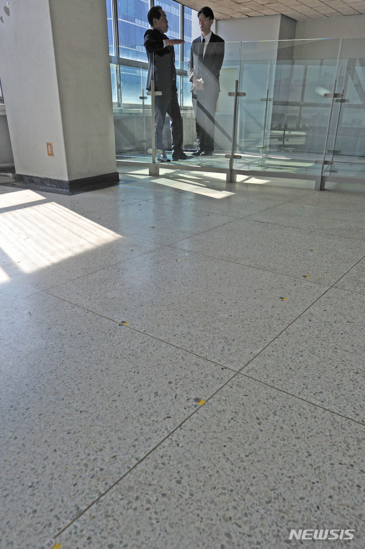 [광주=뉴시스] 이영주 기자 = 전두환씨의 손자 전우원(27)씨가 31일 오전 광주 동구 전일빌딩245 10층에서 5·18 당시 만들어진 헬기 사격 탄흔(노란색 스티커)을 보고 있다. 전두환씨는 2017년 회고록을 내며 5·18 당시의 헬기 사격은 모두 거짓이라는 왜곡 주장을 펼쳤으나 1심에서 징역 8개월에 집행유예 2년을 선고받은 뒤 2021년 숨졌다. 2023.03.31. leeyj2578@newsis.com