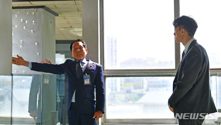 [광주=뉴시스] 이영주 기자 = 전두환씨의 손자 전우원(27)씨가 31일 오전 광주 동구 전일빌딩245 10층에서 5·18 당시 만들어진 기둥 벽면의 헬기 사격 탄흔을 보고 있다. 전두환씨는 2017년 회고록을 내며 5·18 당시의 헬기 사격은 모두 거짓이라는 왜곡 주장을 펼쳤으나 1심에서 징역 8개월에 집행유예 2년을 선고받은 뒤 2021년 숨졌다. 2023.03.31. leeyj2578@newsis.com