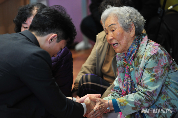 [광주=뉴시스] 이영주 기자 = 전두환씨의 손자 전우원(27)씨가 31일 오전 광주 동구 옛전남도청 별관을 찾아 5·18 당시 자식을 잃은 어머니들을 만나 악수하고 있다. 2023.03.31. leeyj2578@newsis.com