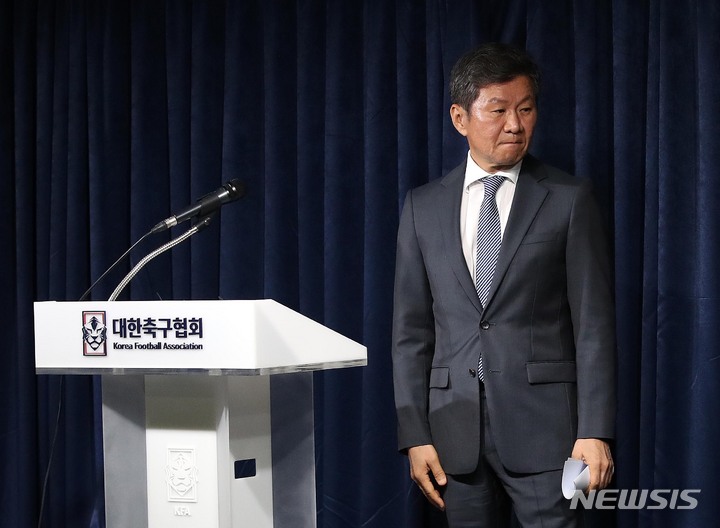 [서울=뉴시스] 김선웅 기자 = 정몽규 대한축구협회 회장이 31일 서울 종로구 축구회관에서 열린 비리 축구인 사면 재논의 임시 이사회를 마친 후 승부조작범 등 사면 전격 철회 입장을 발표한 후 자리를 옮기고 있다. 2023.03.31. mangusta@newsis.com