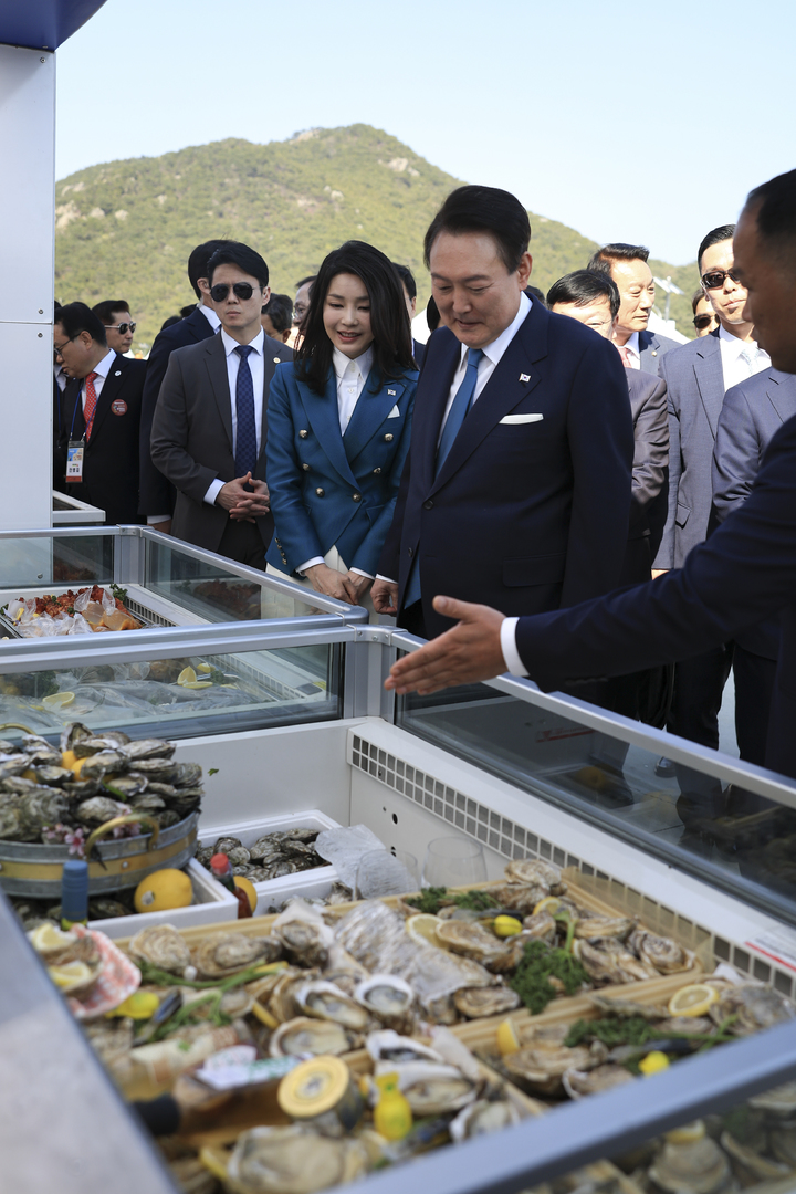 [서울=뉴시스] 윤석열 대통령과 김건희 여사가 31일 경남 통영 영운항에서 열린 제12회 수산인의 날 기념식에 참석해 활수산물 부스를 둘러보고 있다. 2023.03.31. (사진=대통령실 제공) photo@newsis.com *재판매 및 DB 금지