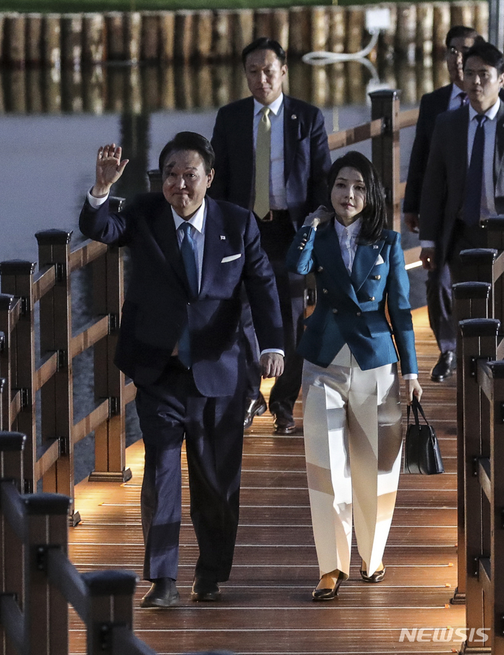 [순천=뉴시스] 홍효식 기자 = 윤석열 대통령과 부인 김건희 여사가 31일 전남 순천 순천만국가정원에서 열린 2023 순천만국제정원박람회 개막식에 입장하고 있다. 2023.03.31. yesphoto@newsis.com