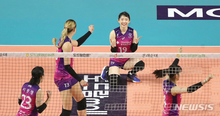 [인천=뉴시스] 김선웅 기자 = 31일 인천 삼산월드체육관에서 열린 2022-2023 V-리그 여자부 챔피언 결정전 흥국생명과 한국도로공사의 2차전 경기, 득점에 성공한 흥국생명 선수들이 기뻐하고 있다. 2023.03.31. mangusta@newsis.com