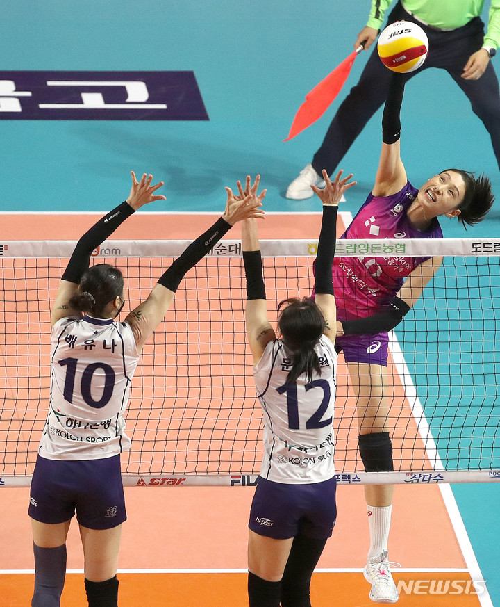 [인천=뉴시스] 김선웅 기자 = 31일 인천 삼산월드체육관에서 열린 2022-2023 V-리그 여자부 챔피언 결정전 흥국생명과 한국도로공사의 2차전 경기, 흥국생명 김연경이 스파이크를 날리고 있다. 2023.03.31. mangusta@newsis.com