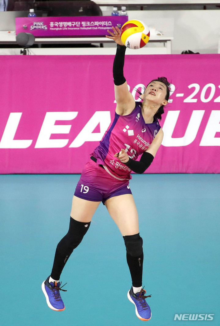 [인천=뉴시스] 김선웅 기자 = 31일 인천 삼산월드체육관에서 열린 2022-2023 V-리그 여자부 챔피언 결정전 흥국생명과 한국도로공사의 2차전 경기, 흥국생명 김미연이 서브를 넣고 있다. 2023.03.31. mangusta@newsis.com
