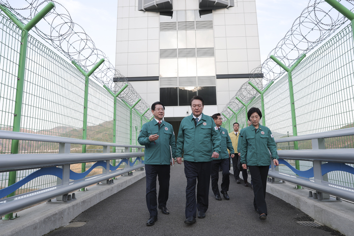 [서울=뉴시스] 윤석열 대통령이 31일 전남 순천시 주암조절지댐을 찾아 가뭄 상황을 점검하고 있다. 2023.03.31. (사진=대통령실 제공) photo@newsis.com *재판매 및 DB 금지