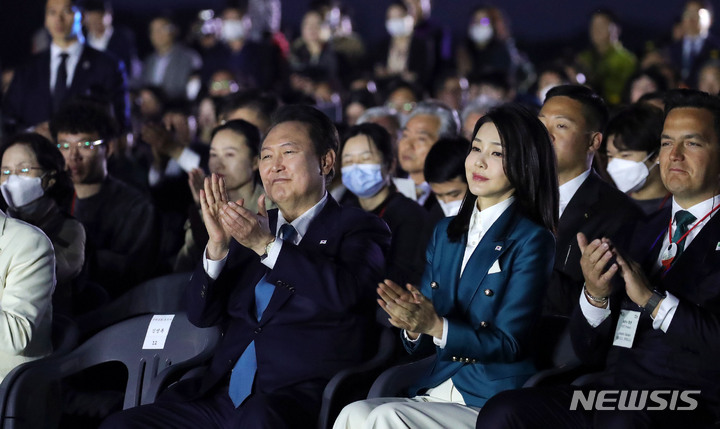 [순천=뉴시스] 홍효식 기자 = 윤석열 대통령과 부인 김건희 여사가 31일 전남 순천 순천만국가정원에서 열린 2023 순천만국제정원박람회 개막식에서 박수치고 있다. 2023.03.31. yesphoto@newsis.com