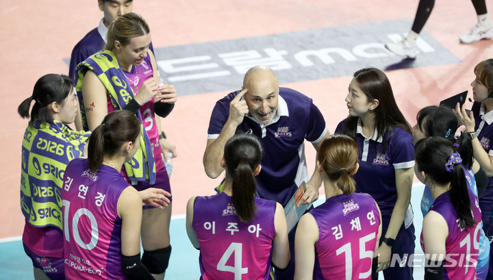 [인천=뉴시스] 김선웅 기자 = 31일 인천 삼산월드체육관에서 열린 2022-2023 V-리그 여자부 챔피언 결정전 흥국생명과 한국도로공사의 경기, 흥국생명 아본단자 감독이 작전을 지시하고 있다. 2023.03.31. mangusta@newsis.com