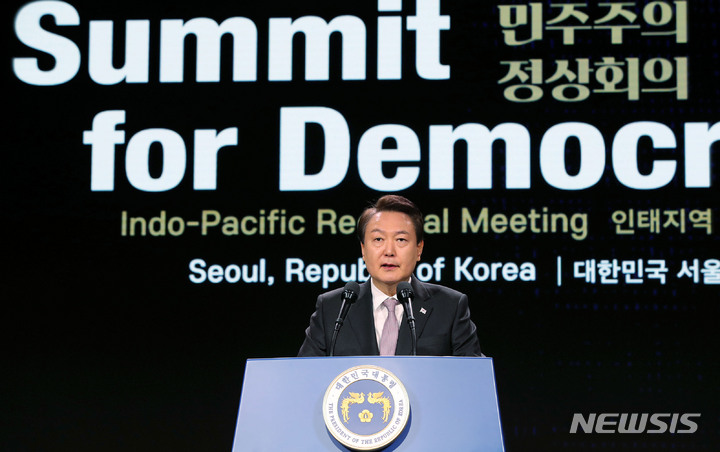 [서울=뉴시스] 홍효식 기자 = 윤석열 대통령이 30일 오전 서울 중구 신라호텔에서 열린 제2차 민주주의 정상회의 인태지역회의에서 환영사를 하고 있다. 2023.03.30. yesphoto@newsis.com