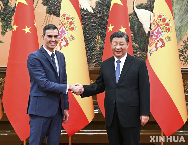 [베이징=신화/뉴시스]31일 중국을 방문한 페드로 산체스 스페인 총리가 베이징에서 시진핑 국가주석과 만나 회담했다. 양 정상이 악수하고 있다. 2023.04.01.