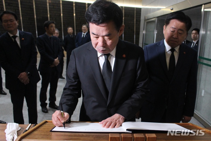 [제주=뉴시스] 양영전 기자 = 김진표 국회의장이 제75주년 4·3희생자 추념식을 이틀 앞둔 1일 오전 제주시 봉개동 제주4·3평화공원을 방문해 방명록을 작성하고 있다. 김진표 의장은 방명록에 '4·3 영령들의 안식을 기원합니다. 아픔을 넘어 화해·상생·미래로 나아가시는 평화의 섬, 제주도민을 응원합니다.'라고 썼다. 2023.04.01. 0jeoni@newsis.com 