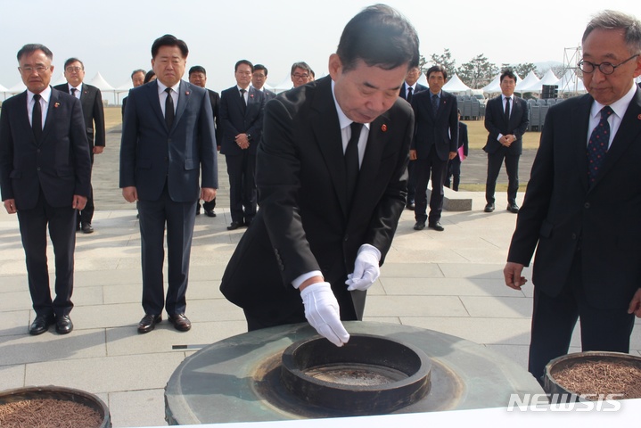 [제주=뉴시스] 양영전 기자 = 김진표 국회의장이 제75주년 4·3희생자 추념식을 이틀 앞둔 1일 오전 제주시 봉개동 제주4·3평화공원을 방문해 참배하고 있다. 2023.04.01. 0jeoni@newsis.com 