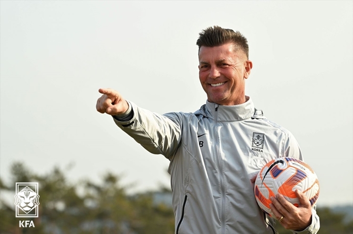 [서울=뉴시스]콜린 벨 감독. 2023.04.01. (사진=대한축구협회 제공) *재판매 및 DB 금지