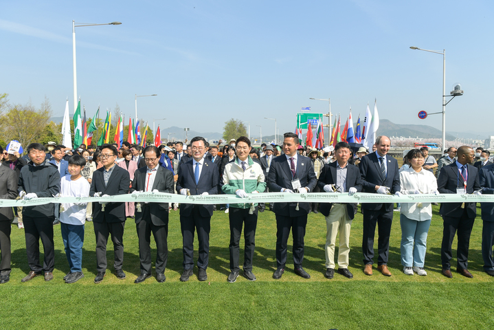 [순천=뉴시스] 김석훈 기자 = 1일 오전 순천만국가정원 남문 앞 그린아일랜드에서 2023순천만국제정원박람회 개장식 테이프커팅 행사가 열리고 있다. (사진=정원박람회조직위 제공) 2023.04.01. photo@newsis.com *재판매 및 DB 금지