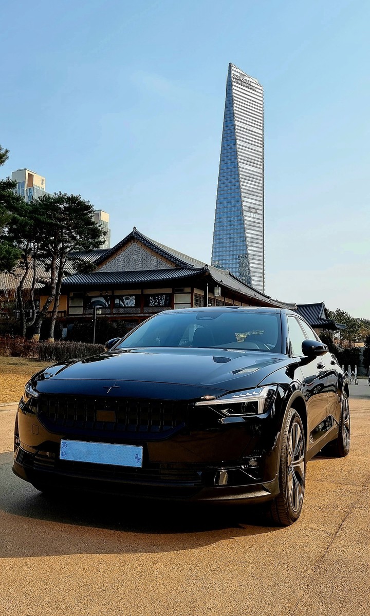 송도국제도시 센트럴파크 내 한옥 마을에서 포스코 타워 송도를 배경으로 자태를 뽐내는 폴스타 2 LRSM. 김정환 기자 ace@newsis.com *재판매 및 DB 금지