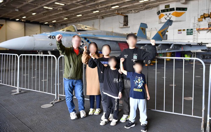 [부산=뉴시스] 해군작전사령부와 미국 해군 11항모강습단은 한미 동맹 70주년을 맞아 1일 부산 남구 부산작전기지에 정박 중인 미 핵추진 항공모함 '니미츠함'(CVN-68·10만t) 대국민 공개행사를 개최했다고 밝혔다. (사진=해군작전사 제공) *재판매 및 DB 금지