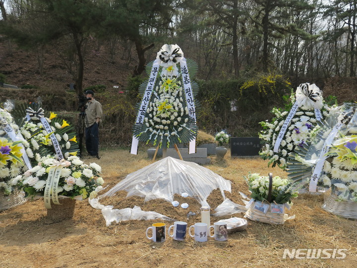 모란공원에 이장된 박원순 전 서울시장 묘소. [남양주=뉴시스] 이호진 기자 = 지난 4월1일 유족에 의해 경남 창녕군에서 경기 남양주시 모란공원으로 이장된 박원순 전 서울시장의 묘소. 2023.04.01. asake@newsis.com