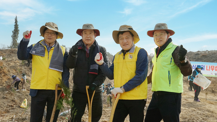 29일 충남 당진시  식목일 행사에 서 포즈를 취한 (사)대한한돈협회 김은호 충남도협의회장, 어기구 국회의원, 한돈자조금 손세희 위원장, 농협중앙회 전철수 당진시지부장(왼쪽부터) *재판매 및 DB 금지