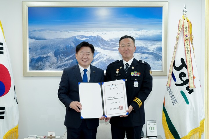 [제주=뉴시스] 오영훈 제주지사(왼쪽)와 박기남 신임 제주자치경찰단장이 1일 오전 제주도청 도지사 집무실에서 임용장 수여식을 가진 뒤 기념 촬영을 하고 있다. (사진=제주도 제공) 2023.04.01. photo@newsis.com *재판매 및 DB 금지