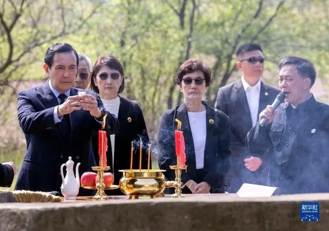 [서울=뉴시스]마잉주 전 총통이 11박 12일 일정으로 중국을 방문하면서 ‘하나의 중국’ 주장을 펼친데 대해 대만의 중국 담당부처인 대륙위원회(대륙위)가 유감을 표명했다. 사진은 지난 1일 마 전 총통이 후난성 샹탄에서 성묘를 하고 있는 모습. <사진출처: 신화통신> 2023.04.01