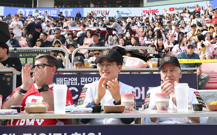 1일 오후 수원 KT 위즈파크에서 열린 2023 프로야구 개막전에서 윌라드 벌러슨 미8군사령관, 김동연 경기도지사, 필립 골드버그 주한미국대사가 경기를 관람하고 있다.(왼쪽부터)(사진=경기도 제공) *재판매 및 DB 금지