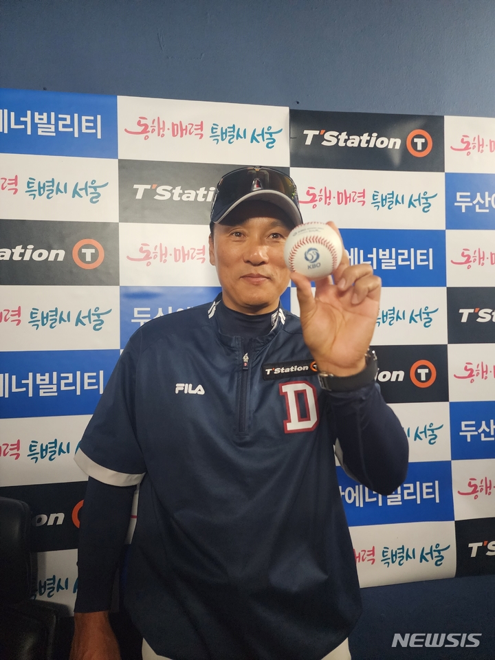 [서울=뉴시스] 김희준 기자 = 데뷔전 승리 기념구를 들고 포즈를 취하는 이승엽 두산 베어스 감독. 2023.04.01jinxijun@newsis.com