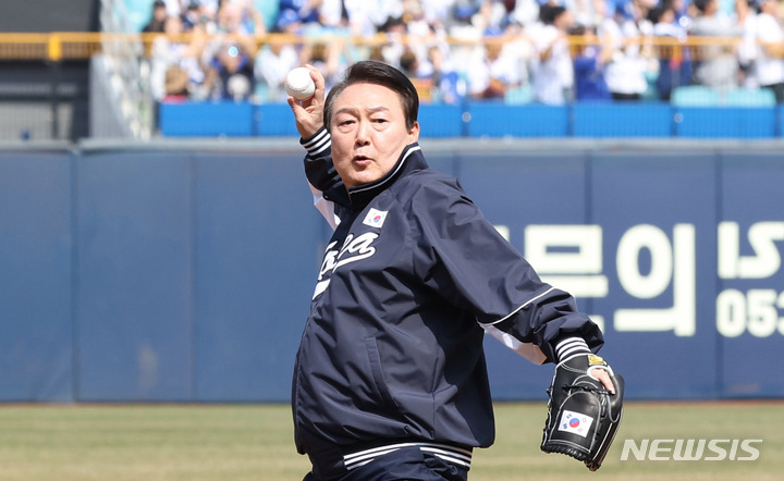 [대구=뉴시스] 전신 기자 = 윤석열 대통령이 1일 대구 삼성라이온즈파크에서 열린 프로야구 NC 다이노스와 삼성 라이온즈 개막전에서 시구하고 있다. (대통령실통신사진기자단) 2023.04.01. photo1006@newsis.com