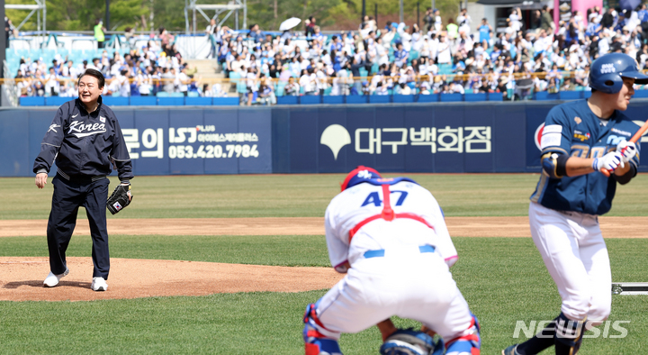 [대구=뉴시스] 전신 기자 = 윤석열 대통령이 1일 대구 삼성라이온즈파크에서 열린 프로야구 NC 다이노스와 삼성 라이온즈 개막전에서 시구하고 있다. (대통령실통신사진기자단) 2023.04.01. photo1006@newsis.com