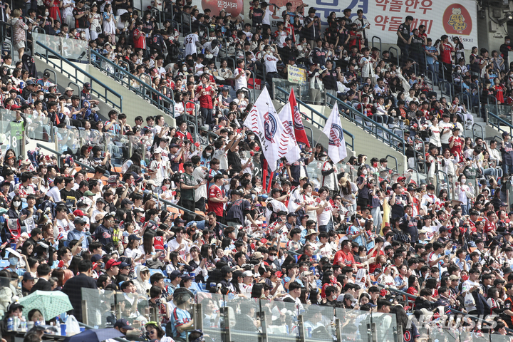 [서울=뉴시스] 김근수 기자 = 1일 오후 서울 송파구 잠실야구장에서 열린 2023 프로야구 개막전 두산 베어스 대 롯데 자이언츠의 경기에서 팬들이 응원하고 있다. 2023.04.01. ks@newsis.com