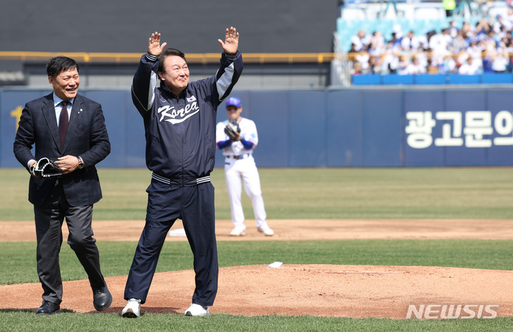 [대구=뉴시스] 전신 기자 = 윤석열 대통령이 1일 대구 삼성라이온즈파크에서 열린 프로야구 NC 다이노스와 삼성 라이온즈 개막전에서 시구를 마친 뒤 관중들을 향해 인사하고 있다. (대통령실통신사진기자단) 2023.04.01. photo1006@newsis.com