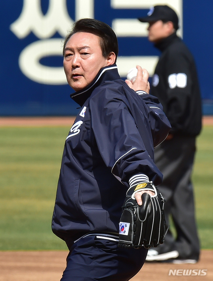 [대구=뉴시스] 이무열 기자 = 윤석열 대통령이 1일 오후 대구 수성구 삼성라이온즈파크에서 열린 2023 신한은행 SOL KBO리그 삼성 라이온즈와 NC 다이노스의 개막전 경기에서 시구하고 있다. 2023.04.01. lmy@newsis.com