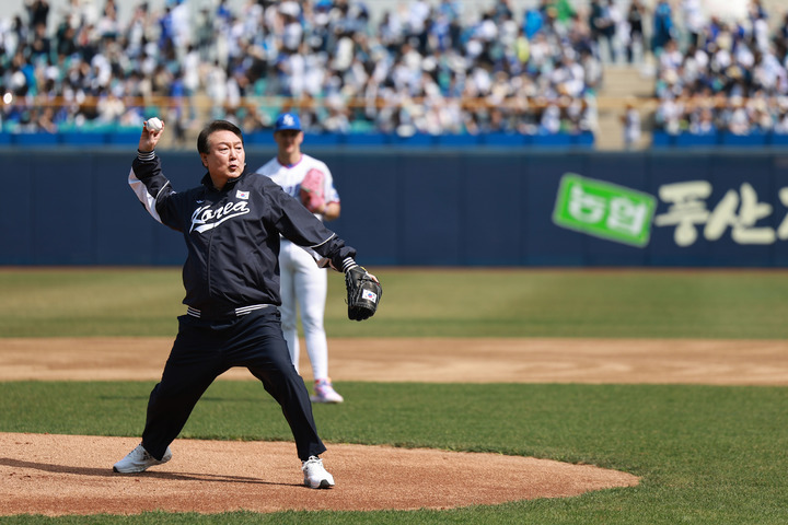 [대구=뉴시스] 윤석열 대통령이 1일 대구 삼성라이온즈파크에서 열린 프로야구 NC 다이노스와 삼성 라이온즈 개막전에서 시구하고 있다. (사진=대통령실 제공) 2023.04.01. photo@newsis.com *재판매 및 DB 금지