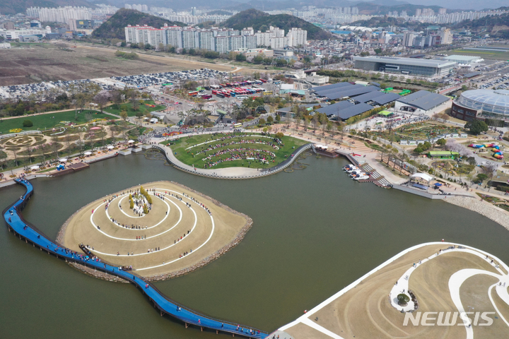 [순천=뉴시스] 이영주 기자 = 2023순천만국제정원박람회 개장 첫날인 1일 오후 전남 순천시 순천만국제공원정원박람회장이 북적이고 있다. 2023.04.01.leeyj257@newsis.com