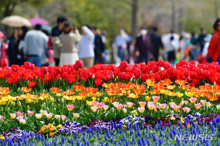 [순천=뉴시스] 이영주 기자 = 2023순천만국제정원박람회 개장 첫날인 1일 오후 전남 순천시 순천만국제공원정원박람회장이 북적이고 있다. 2023.04.01.leeyj257@newsis.com