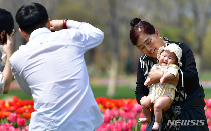 [순천=뉴시스] 이영주 기자 = 2023순천만국제정원박람회 개장 첫날인 1일 오후 전남 순천시 순천만국제공원정원박람회장에서 한 가족이 사진을 찍고 있다. 2023.04.07.leeyj257@newsis.com