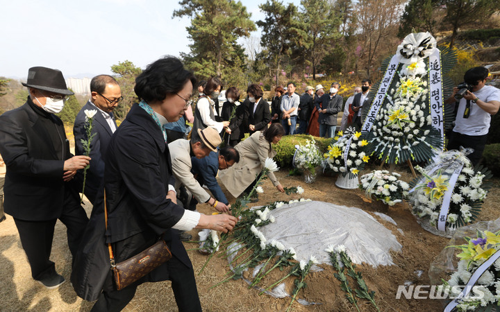 [남양주=뉴시스] 조수정 기자 = 남양주 모란공원 민주열사묘역에서 박원순 전 서울시장 이장식이 열리고 있다. 2023.04.01. chocrystal@newsis.com