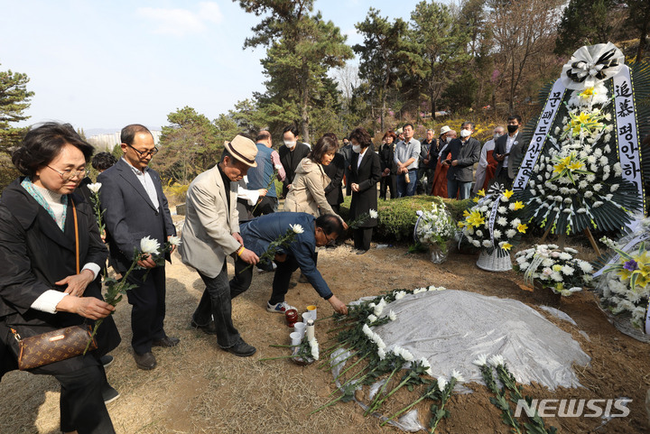 [남양주=뉴시스] 조수정 기자 = 1일 남양주 모란공원 민주열사묘역에서 엄수된 고(故) 박원순 전 서울시장 묘소 이장 안장식에서 추모객들이 참배하고 있다. 2023.04.01.chocrystal@newsis.com