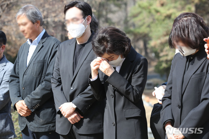 [남양주=뉴시스] 조수정 기자 = 1일 남양주 모란공원 민주열사묘역에서 엄수된 고(故) 박원순 전 서울시장 묘소 이장 안장식에서 부인 강난희(오른쪽 두번째) 여사, 딸 등 유족이 눈물을 흘리고 있다.  2023.04.01.chocrystal@newsis.com