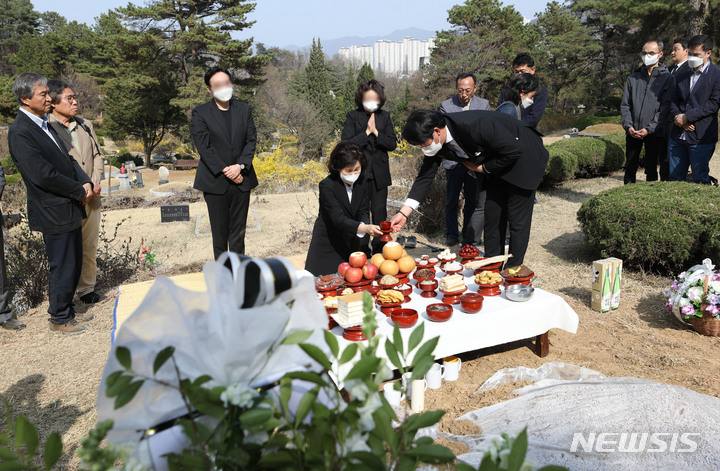 [남양주=뉴시스] 조수정 기자 = 1일 남양주 모란공원 민주열사묘역에서 고(故) 박원순 전 서울시장 묘소 이장 안장식이 부인 강난희(가운데) 여사 등 유족, 추모객들이 참석한 가운데 엄수되고 있다.  2023.04.01.chocrystal@newsis.com