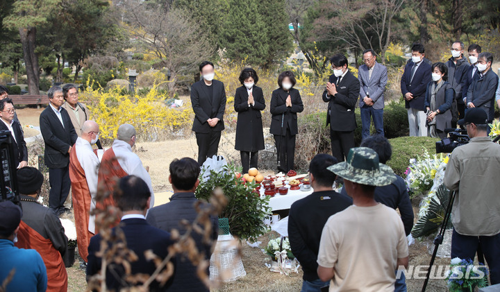 [남양주=뉴시스] 조수정 기자 = 1일 남양주 모란공원 민주열사묘역에서 고(故) 박원순 전 서울시장 묘소 이장 안장식이 부인 강난희(가운데) 여사 등 유족, 추모객들이 참석한 가운데 엄수되고 있다.  2023.04.01.chocrystal@newsis.com